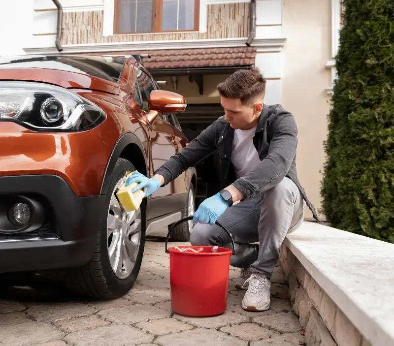 Lavage auto à domicile Goudourville : professionnel intervenant sur un véhicule